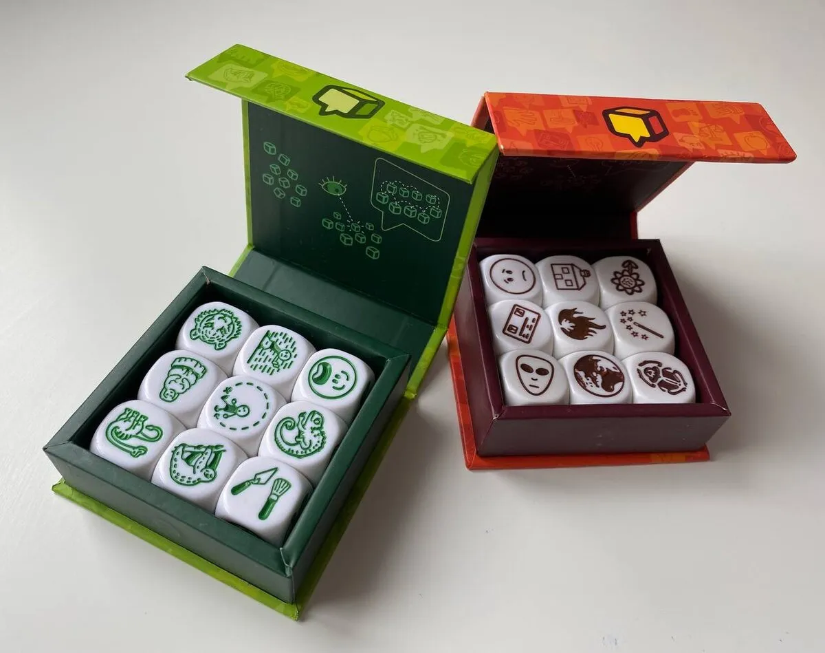 Упаковка настольных игр рядом